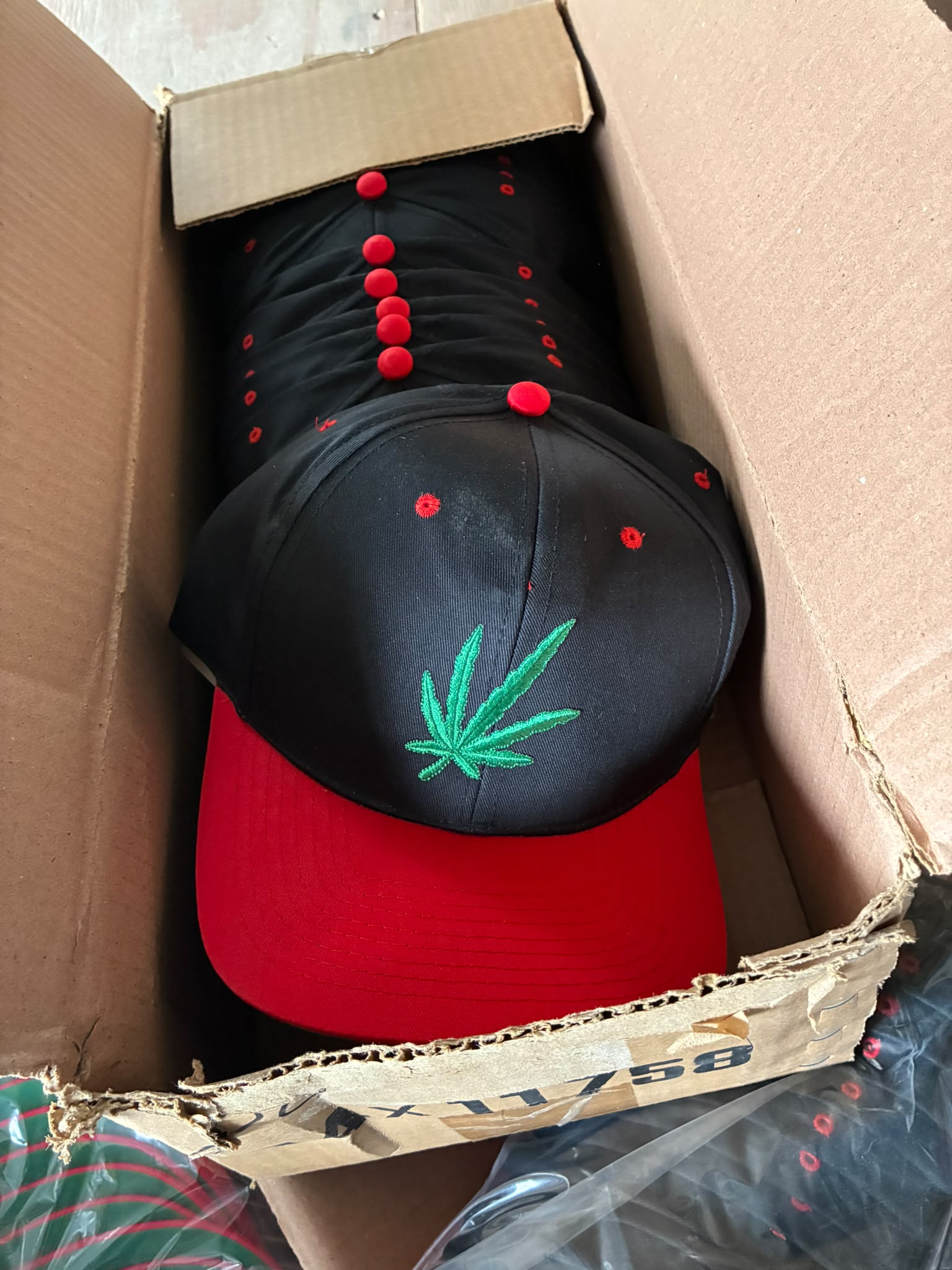Cap with leaf 272 pcs.